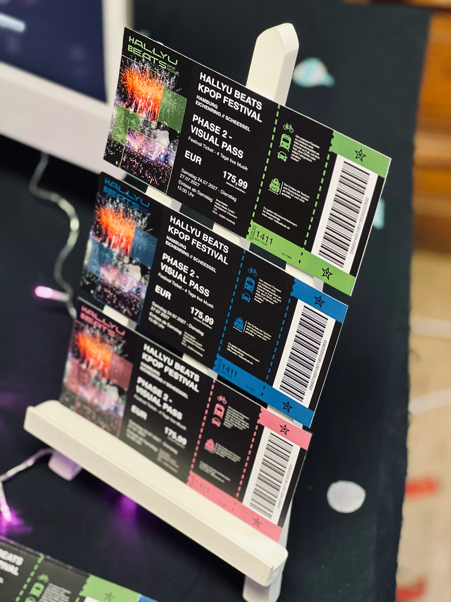 Drei Festivalticket-Entwürfe für das „Hallyu Beats KPOP Festival" in Grün, Blau und Rosa, mit Feuerwerks- und Konzertfotos sowie Barcode