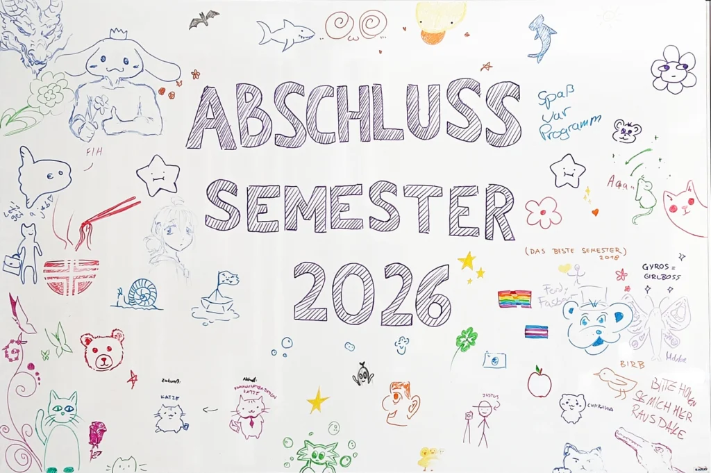Whiteboard mit dem handgeschriebenen Schriftzug „Abschluss Semester 2026", umrahmt von zahlreichen bunten Zeichnungen wie Tieren, Blumen, Sternen und kleinen Nachrichten der Anwesenden